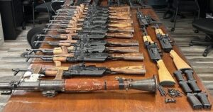 Traía una bazuca, 16 cuernos de chivo y más armas: Detienen a mujer con arsenal en la frontera México-EU