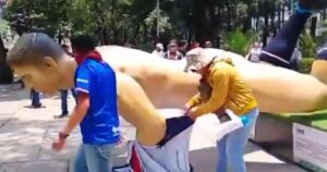 VIDEOS: CNTE vandaliza figuras gigantes del Mundial 2026 en Paseo de la Reforma