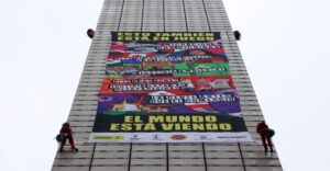 Activistas escalan una vez más la Estela de Luz para visibilizar problemas de México previo al Mundial