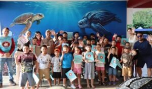 Reciben educación ambiental y conservación de especies niñas, niños y familias en el Campamento Tortuguero de La Pesca
